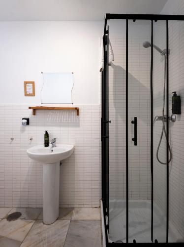 Habitación Individual con baño compartido del hotel La Central Sevilla. Foto 2