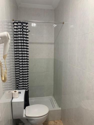 Habitación Doble con baño privado del hotel Alcobia. Foto 16