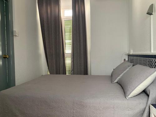 Habitación Doble con baño privado del hotel Alcobia. Foto 17