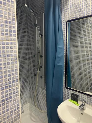 Habitación Doble con baño privado del hotel Alcobia. Foto 19