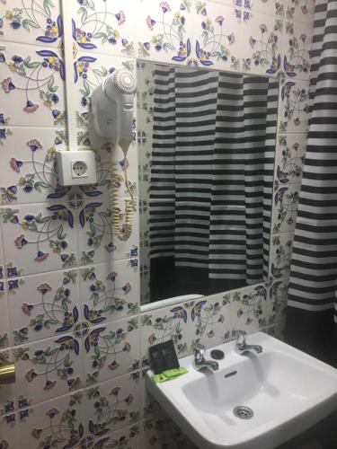 Habitación Doble con baño privado del hotel Alcobia. Foto 32