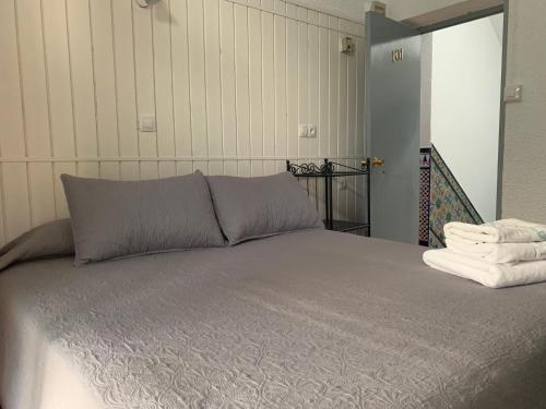 Habitación Individual con baño privado del hotel Alcobia. Foto 14