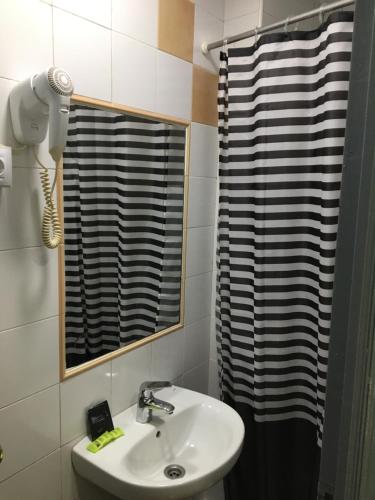 Habitación Individual con baño privado del hotel Alcobia. Foto 22