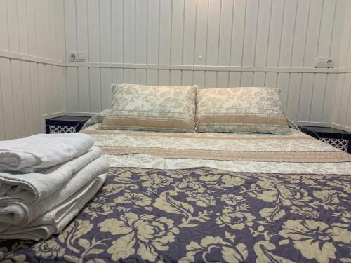 Habitación Triple con baño del hotel Alcobia. Foto 5