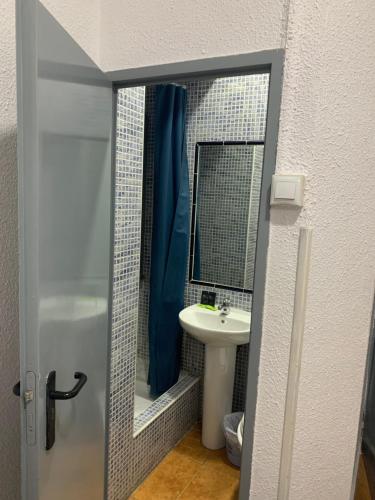 Habitación Doble con baño privado del hotel Alcobia. Foto 15