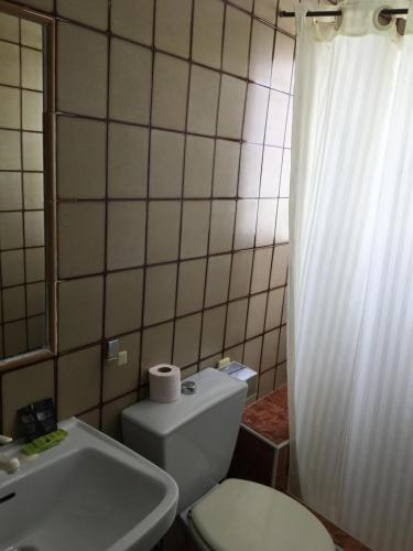 Habitación Doble con baño privado del hotel Alcobia. Foto 27