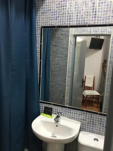 Habitación Doble con baño privado del hotel Alcobia. Foto 31