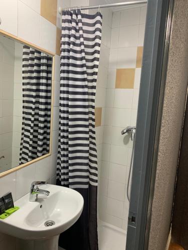 Habitación Individual con baño privado del hotel Alcobia. Foto 18