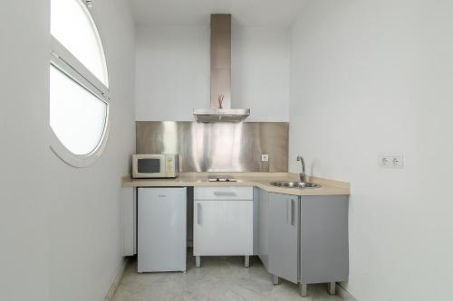 Apartamento Con Cocina 1 habitación Sofá Cama incluido 1 Cama doble del hotel Apartamentos Mariano De Cavia. Foto 15