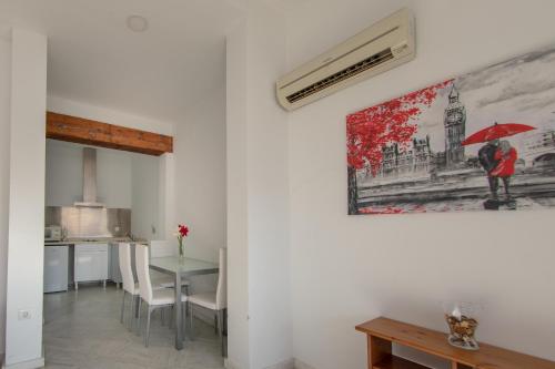 Apartamento Con Cocina 1 habitación Sofá Cama incluido 1 Cama doble del hotel Apartamentos Mariano De Cavia. Foto 18