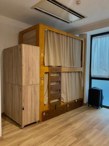 Cama en habitación compartida con 8 camas y baño del hotel La Banda Rooftop. Foto 5