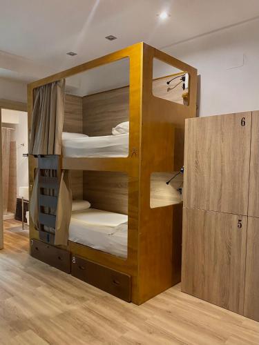 Cama en habitación compartida con 8 camas y baño del hotel La Banda Rooftop. Foto 7