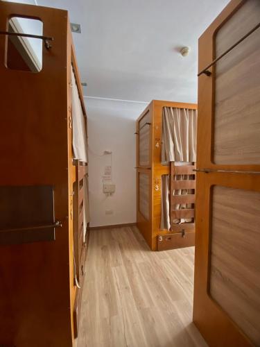 Cama en un dormitorio compartido de 6 camas con baño compartido del hotel La Banda Rooftop. Foto 7