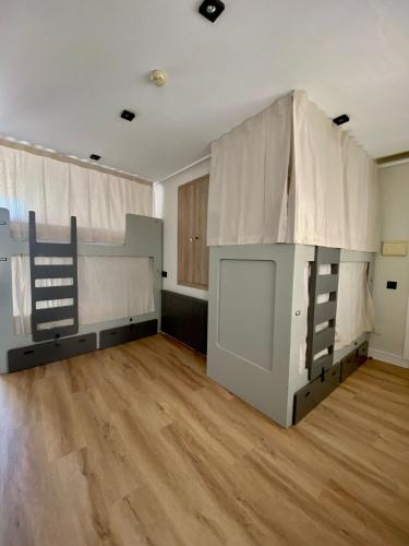 Bed in 4 - Bed Mixed Superior Dormitory Room with private Bathroom del hotel La Banda Rooftop