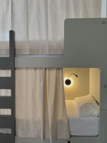 Bed in 4 - Bed Mixed Superior Dormitory Room with private Bathroom del hotel La Banda Rooftop. Foto 1