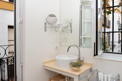 Habitación Doble Superior con vistas a la ciudad del hotel Boutique Elvira Plaza. Foto 5