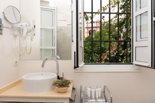 Habitación Doble Superior con vistas a la ciudad del hotel Boutique Elvira Plaza. Foto 6