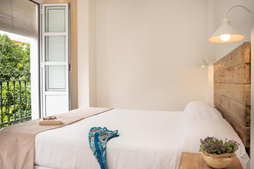 Habitación Doble Superior con vistas a la ciudad del hotel Boutique Elvira Plaza. Foto 7