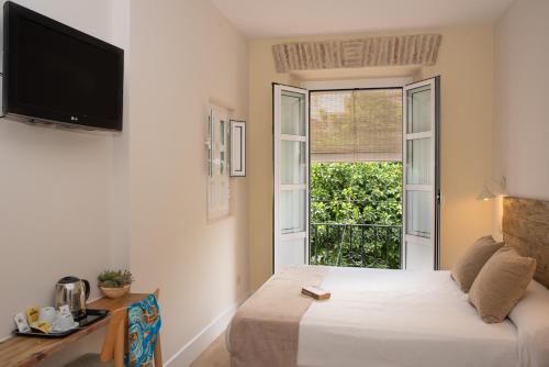 Habitación Doble Superior con vistas a la ciudad del hotel Boutique Elvira Plaza. Foto 8