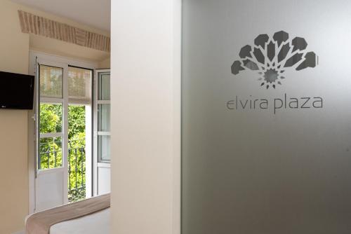 Habitación Doble Superior con vistas a la ciudad del hotel Boutique Elvira Plaza. Foto 9