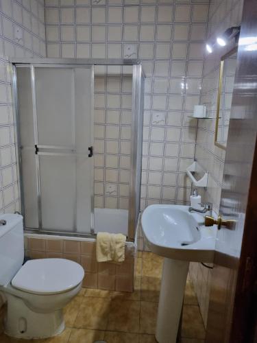 Habitación Triple con baño privado del hotel Javier. Foto 1