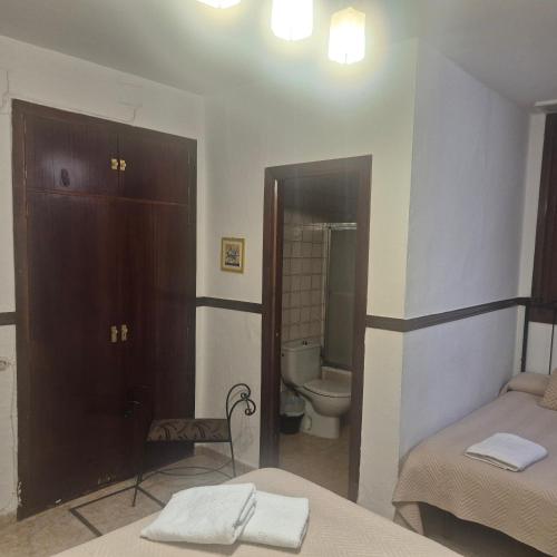 Habitación Triple con baño privado del hotel Javier. Foto 4