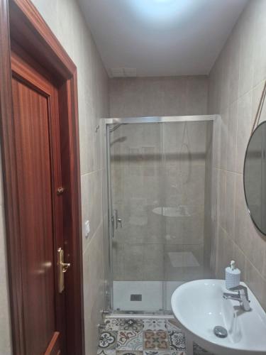 Habitación Cuádruple con baño compartido del hotel Javier. Foto 6