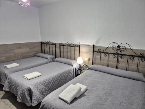 Habitación Cuádruple con baño compartido del hotel Javier. Foto 8