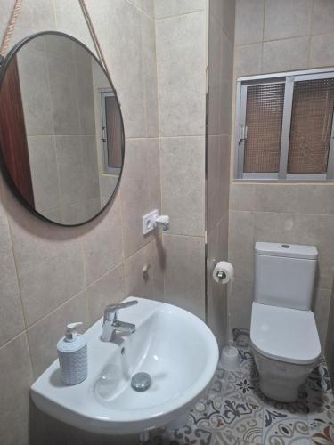 Habitación Cuádruple con baño compartido del hotel Javier. Foto 5