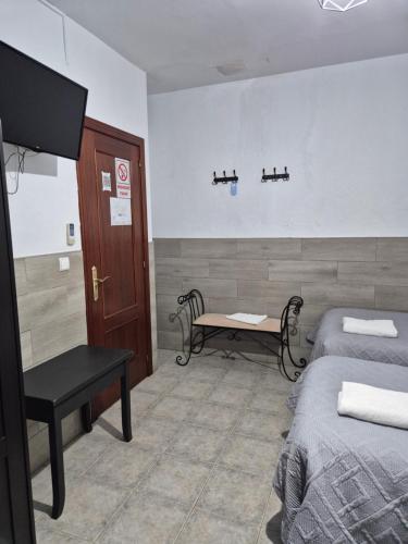 Habitación Cuádruple con baño compartido del hotel Javier. Foto 9