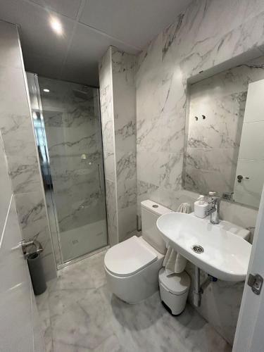 Habitación Doble con baño privado - 2 camas del hotel The Spot Central. Foto 3