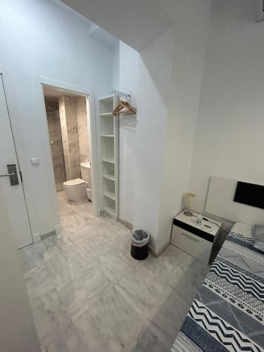 Habitación Doble con baño privado - 2 camas del hotel The Spot Central. Foto 4