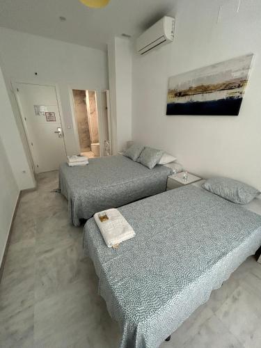 Habitación Triple con baño privado del hotel The Spot Central. Foto 1