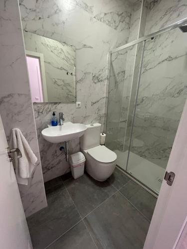 Habitación Doble con baño privado del hotel The Spot Central. Foto 6