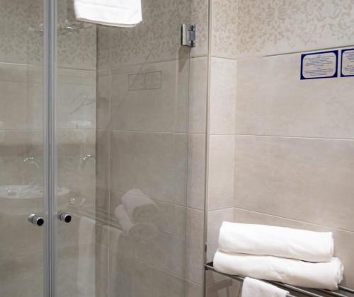 Habitación Doble con balcón y vistas del hotel Palacio Alcazar. Foto 2