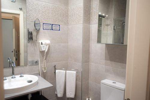 Habitación Doble con balcón y vistas del hotel Palacio Alcazar. Foto 5