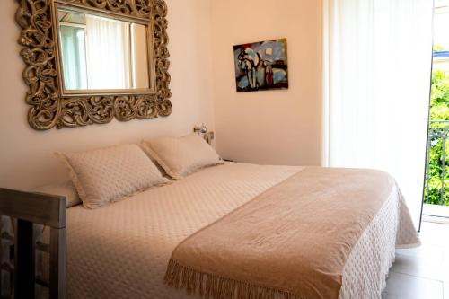 Habitación Doble con balcón y vistas del hotel Palacio Alcazar. Foto 8