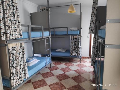 Cama en habitación compartida mixta de 10 camas del hotel Triana Backpackers. Foto 2