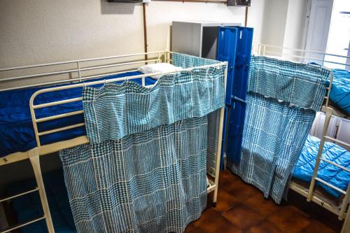 Cama en habitación compartida mixta con 6 camas y baño privado del hotel Sevilla One Centro. Foto 15