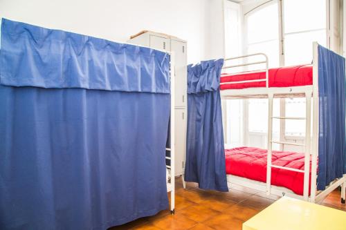 Cama en habitación compartida mixta con 6 camas y baño privado del hotel Sevilla One Centro. Foto 16