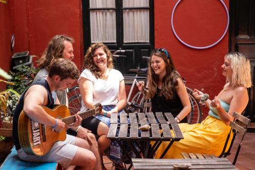 Cama en habitación compartida mixta de 2 camas con baño privado del hotel Sevilla One Centro. Foto 1