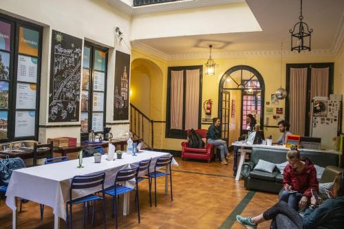 Cama en habitación compartida mixta de 2 camas con baño privado del hotel Sevilla One Centro. Foto 6