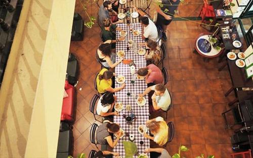 Cama en habitación compartida mixta de 2 camas con baño privado del hotel Sevilla One Centro. Foto 9