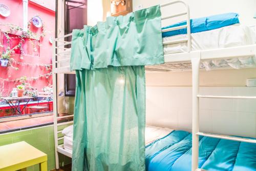 Cama en habitación compartida mixta de 2 camas con baño privado del hotel Sevilla One Centro. Foto 14