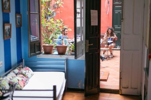 Cama en habitación compartida mixta de 2 camas con baño privado del hotel Sevilla One Centro. Foto 15