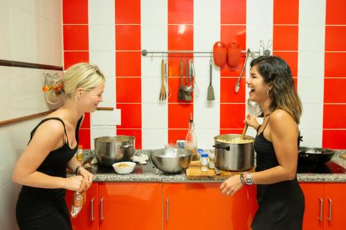 Cama en habitación compartida femenina de 2 camas con baño privado del hotel Sevilla One Centro. Foto 2