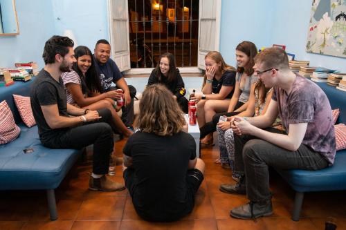 Cama en habitación compartida femenina de 2 camas con baño privado del hotel Sevilla One Centro. Foto 3
