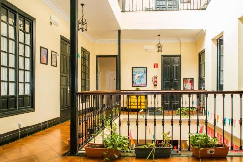 Cama en habitación compartida femenina de 2 camas con baño privado del hotel Sevilla One Centro. Foto 4