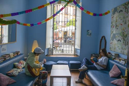 Cama en habitación compartida femenina de 2 camas con baño privado del hotel Sevilla One Centro. Foto 10