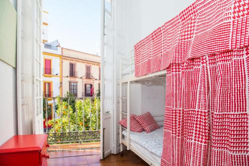 Cama en habitación compartida femenina de 2 camas con baño privado del hotel Sevilla One Centro. Foto 12